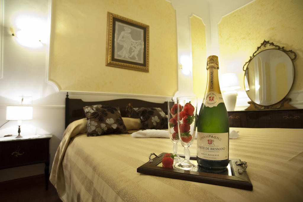 Palazzo Salini - Appartamento Familiare スルモナ 部屋 写真