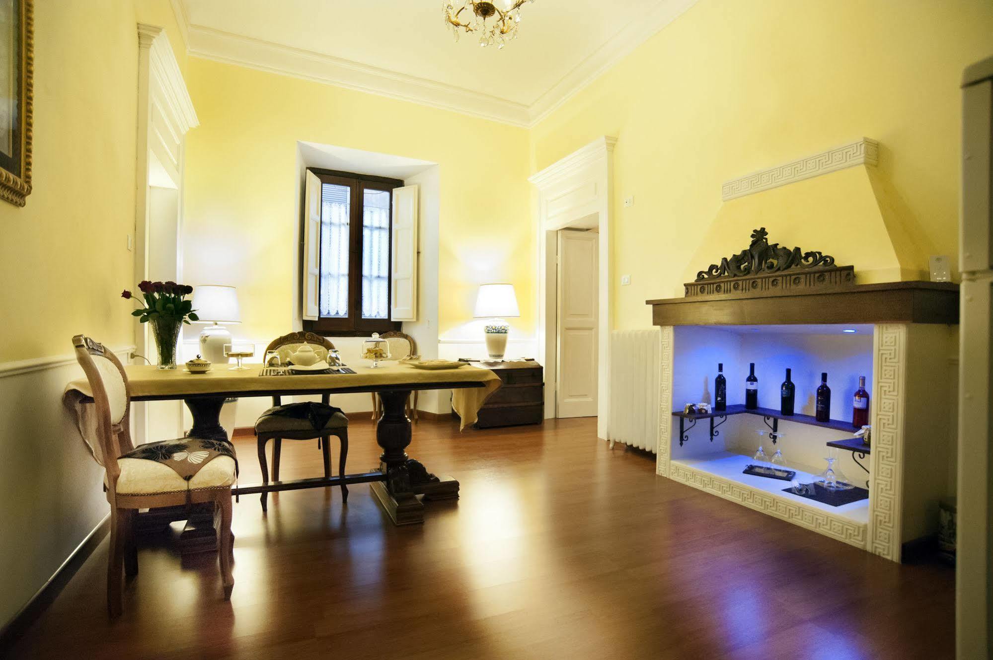 Palazzo Salini - Appartamento Familiare スルモナ エクステリア 写真