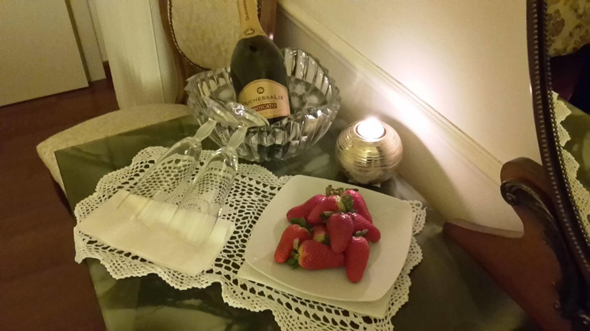 Palazzo Salini - Appartamento Familiare スルモナ エクステリア 写真