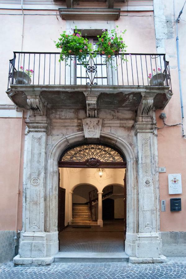 Palazzo Salini - Appartamento Familiare スルモナ エクステリア 写真